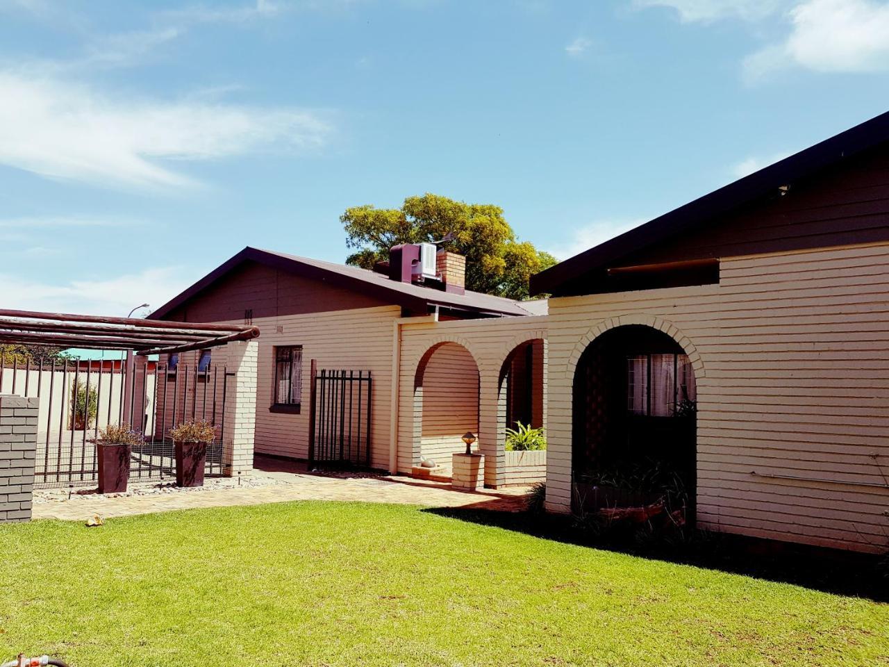 Mckala Guesthouse Kimberley Dış mekan fotoğraf